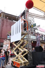 组图：严爵健身登高冒冷汗自嘲怕死