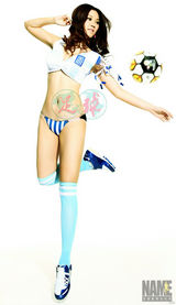 组图：性感女郎化身足球宝贝助阵希腊队