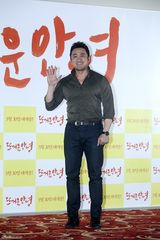 高清组图：《火热的告别》试映 洪基斑马装搞怪