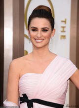 组图：佩内洛普-克鲁兹粉色礼服性感露香肩