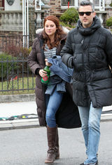 组图：《蜘蛛侠2》女主角谢琳纽约街头骑机车