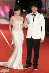 组图：群星亮相金钟奖红毯 林依晨陈柏霖受追捧