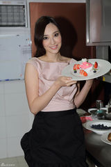 组图：吴佩慈明星厨房展厨艺 与妈妈共组姐妹宴