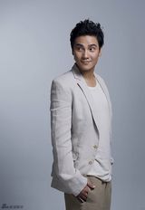 组图：丁子峻暖春造型曝光 帅气笑容春意浓浓