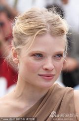 幻灯：《蒙彼利埃公主》记者会 导演轻吻女主演香肩