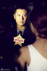 组图：任重亮相《时装》盛典  稳重内敛绅士范儿