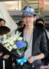 组图：魔术师Yif获花痴粉丝接机