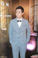 组图：吴千语周柏豪不理绯闻挽手走秀