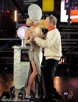 组图：Lady Gaga开唱迎新年 亲吻纽约市长