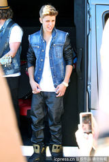 组图：比伯当街献唱谢歌迷 小天王自恋摸发