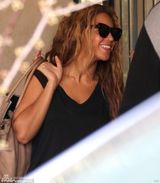 组图：碧昂斯一家现身巴黎 老公与爱女穿亲子装