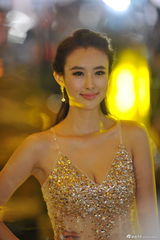 组图：车模兽兽性感透视黄金奶 自信爆乳微笑