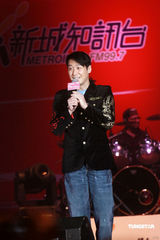 幻灯图：黎明率艺人为情人节开唱 与任贤齐合唱