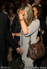 组图：安妮斯顿素颜亮相 秀鸽子蛋婚期将近