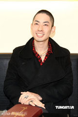 幻灯图：吴建豪小平头亮相 坦陈公司员工涉毒问题