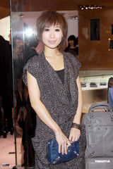 周慧敏自言有不少同志朋友 赌王四太送何超盈首饰