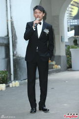 组图：张震大婚献吻娇妻 亲手为新娘提裙摆