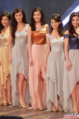 组图：港姐准决赛诞生10强 白纱裙秀腿抢镜