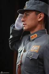 组图：《借问英雄何处》钱泳辰军装照英气威武