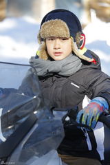 组图：《爸爸》爸爸们全副武装 冰天雪地劈木头