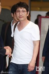 组图：韩国老牌演员朴容植出殡 生前好友送行