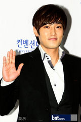 组图：韩笑星洪禄基大婚 SM娱乐家族总动员祝贺