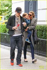 组图：奥兰多米兰达宣布离婚后共同带儿出街