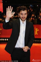 组图：《雪崩王子》首映 导演携主演亮相红毯