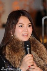 组图：关之琳捞金大秀钻戒 李湘减肥失败显臃肿