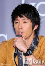 组图：韩星张赫办见面会 温柔笑容令粉丝着迷