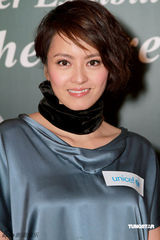 幻灯图：梁咏琪优雅装扮现身 知性气质不失妩媚