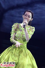 组图：范玮琪开唱黑人爱相随 张柏芝现身做嘉宾