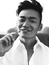 组图：王宝强穿骑马装梳飞机头 黑白酷照野性