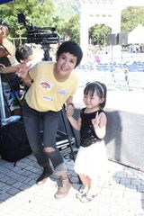 组图：吴君如出席慈善活动 称已安慰脚伤古天乐