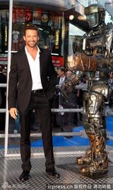 组图：《铁甲钢拳》伦敦首映 休-杰克曼比划拳脚