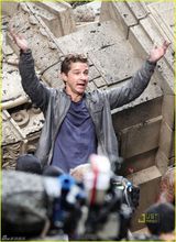 幻灯图集：《变形金刚3》热拍 主演拉博夫上下翻飞