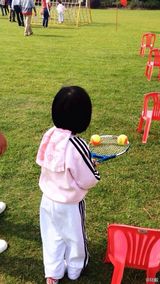 组图：陆毅携女参加亲子运动会 同做游戏显父爱