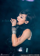 组图：林忆莲上海热舞开唱 短打上阵不惧露底