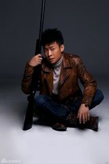 组图：张译型男写真持枪展硬汉气质