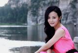 组图：陶红山水间怡情写真 散发成熟女人魅力