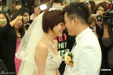 组图：歌手阿BEN闪婚现场热吻 罗志祥江美琪祝贺