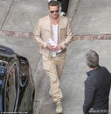 皮特卡其色套装掀复古潮 50岁大叔帅气迷人(图)