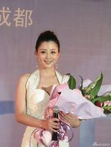 幻灯图：殷桃知性优雅着装 白裙亮相显婀娜身段