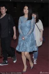 组图：李湘穿短裙腿粗胳膊圆 众保安护驾排场大