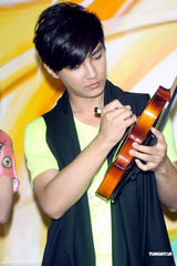 组图：炎亚纶自曝爱强吻 新剧收视不敌汪东城