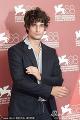 组图：《炎夏》记者会 贝鲁奇中性装亮相也妩媚