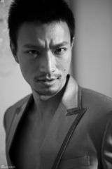 组图：型男江洋黑白影像展现华丽中的沉静