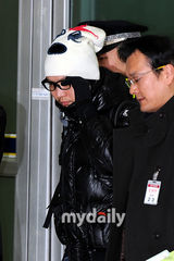 组图：韩星申正焕赌博门后返韩 面色沧桑鞠躬道歉