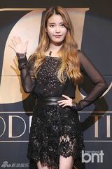 组图：歌手IU透视装宣传新专辑告别甜美展性感