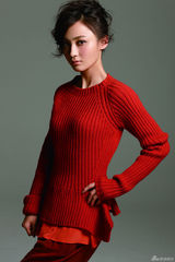 组图：姚笛火红毛衣新年装展现窈窕身姿